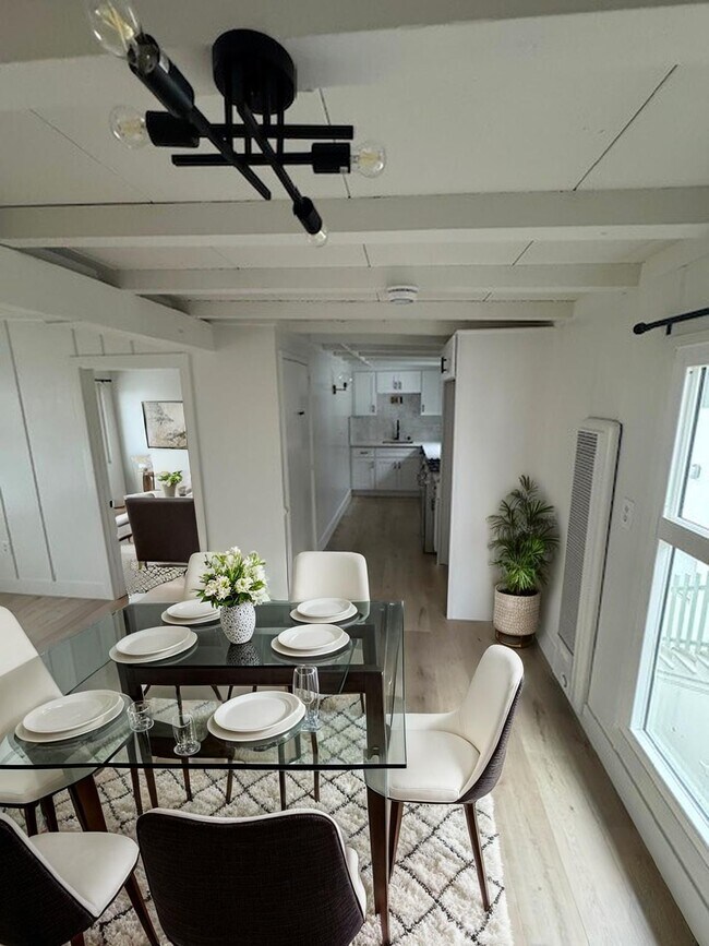 Building Photo - 320 7th St