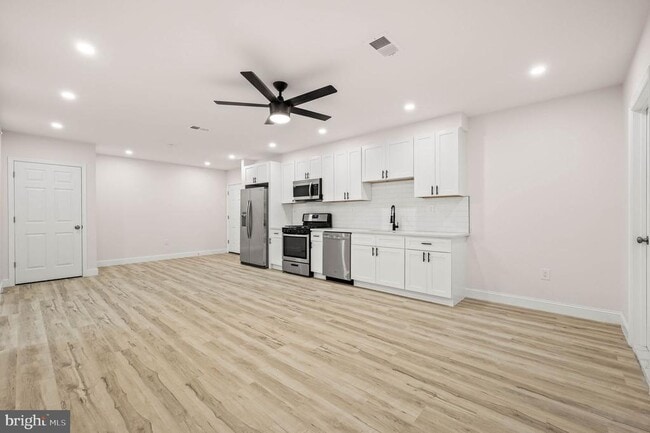 Building Photo - 437-39 W Girard Ave