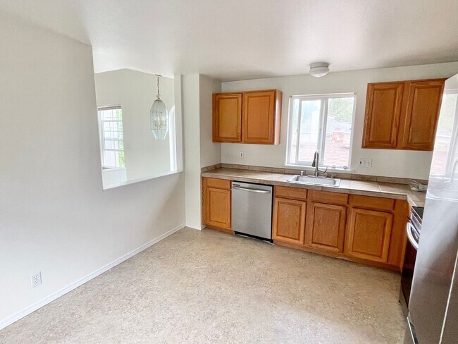 Building Photo - Spacious 3-Bed, 3-Bath Maple Leaf Home