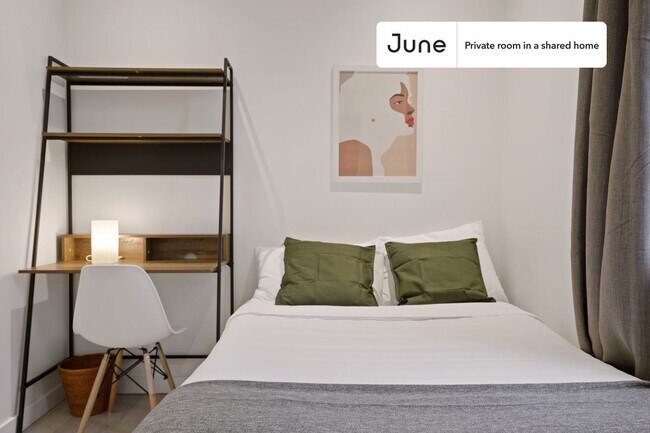 Foto del edificio - Private bedroom in 5 bed/3 bath Home