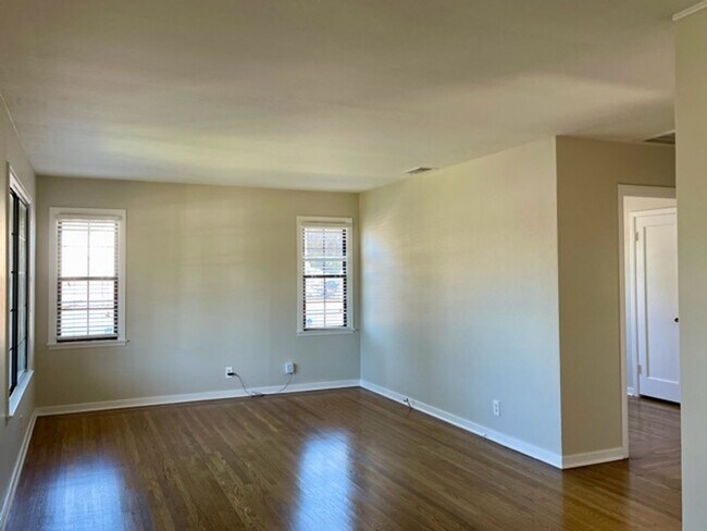 Building Photo - Delightful Heritage District Home with Cen...