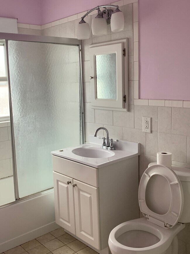 Baño - 232 East Ave