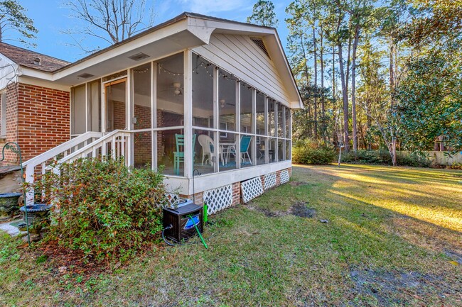 Building Photo - 3 Bedroom Classic Summerville Home!