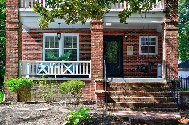 Building Photo - Beautiful Older home renovated for todays ...