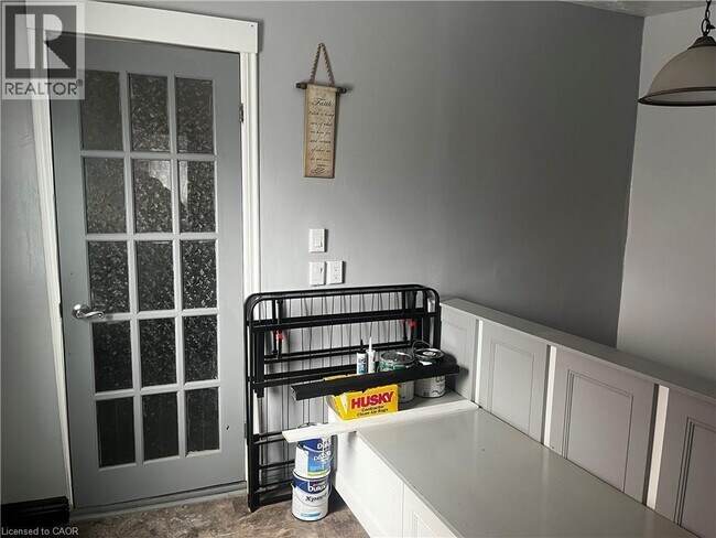 Photo du bâtiment - 282 Emerald St N