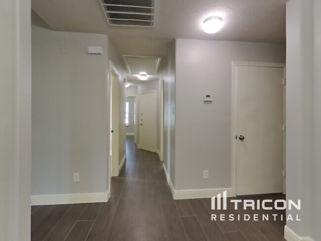 Foto del edificio - 5019 Willow Point Dr
