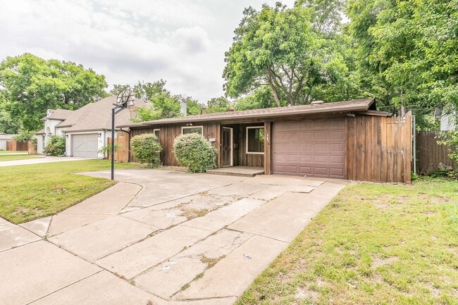 Building Photo - Beautifully updated 2 bedroom, 1 bath home...