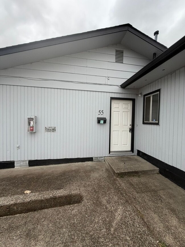 Building Photo - Large Two Bedroom Conveniently located Amenities!