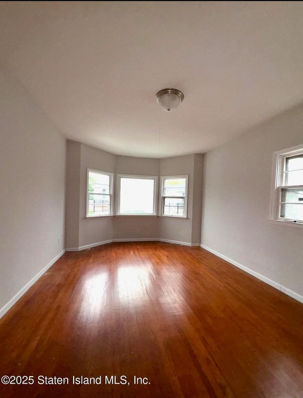 Foto del edificio - 5448 Arthur Kill Rd