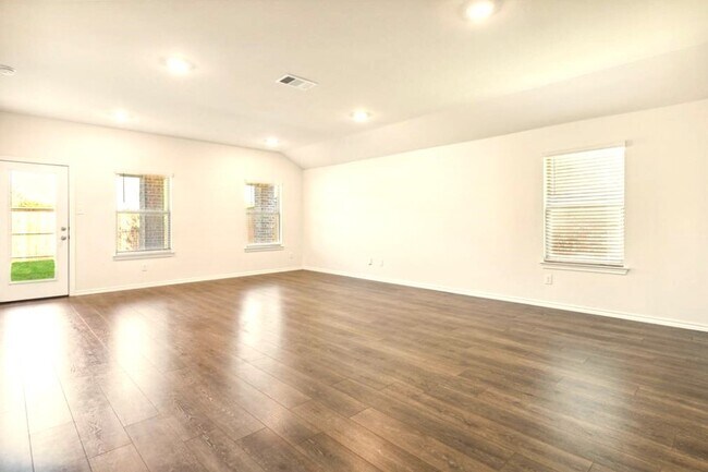 Building Photo - 3937 Aintree Ave