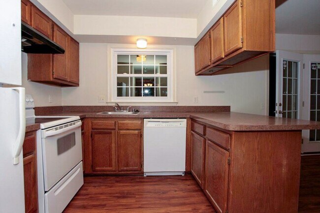Foto del edificio - Fantastic 3br End-Unit Town Home in highly sought Silver Spring Neighborhood - Ready mid-June