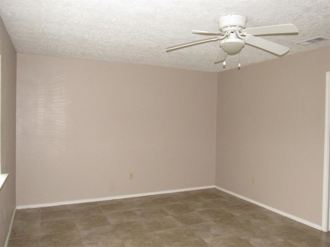 Building Photo - 18011 Glenledi Dr