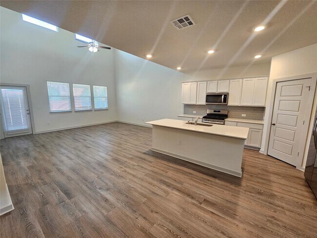 Building Photo - 13809 Mcarthur Dr