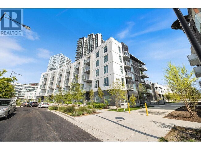 Photo du bâtiment - 3430-3430 East Kent Ave S