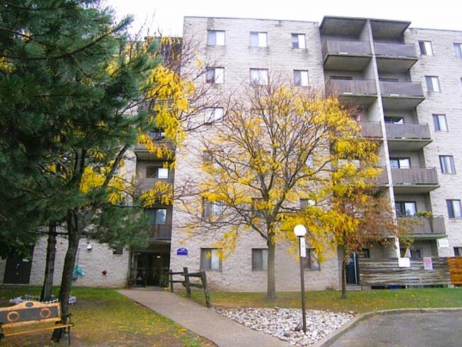 Photo du bâtiment - Castle Westmount Apartments