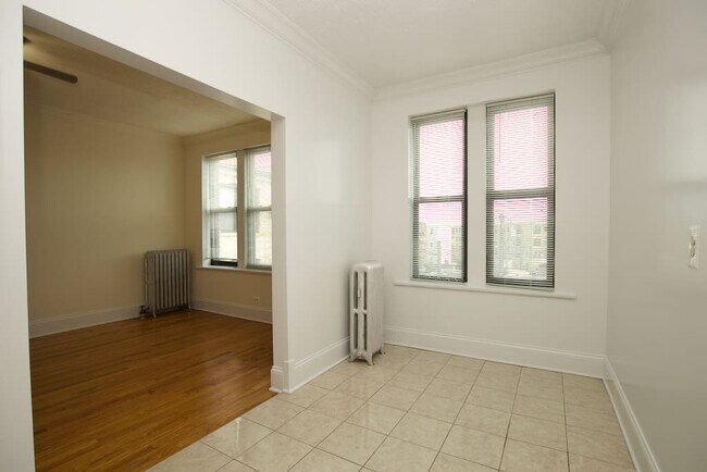 Building Photo - 2704 N Sawyer Ave