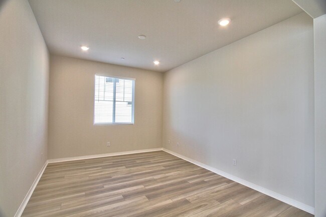 Building Photo - 5 BEDROOMS SOLAR AUDIE MURPHY RANCH