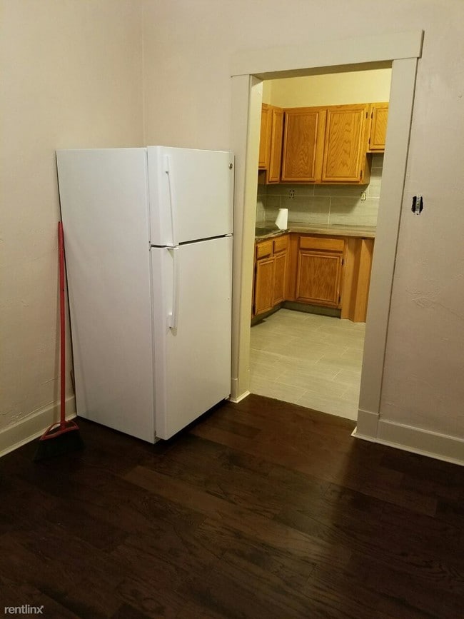 Building Photo - 2900 Homehurst Ave