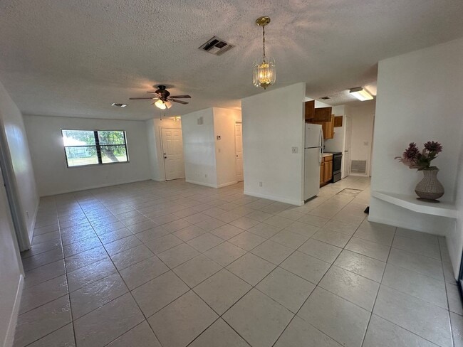 Foto del edificio - Charming 2-Bed, 2-Bath Home with Garage & ...
