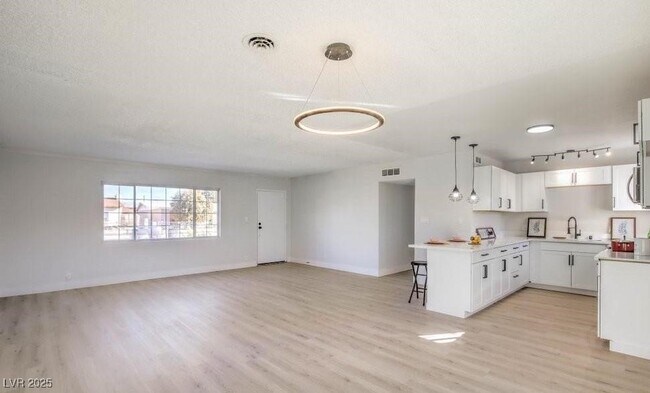 Foto del edificio - 2033 Hassell Ave