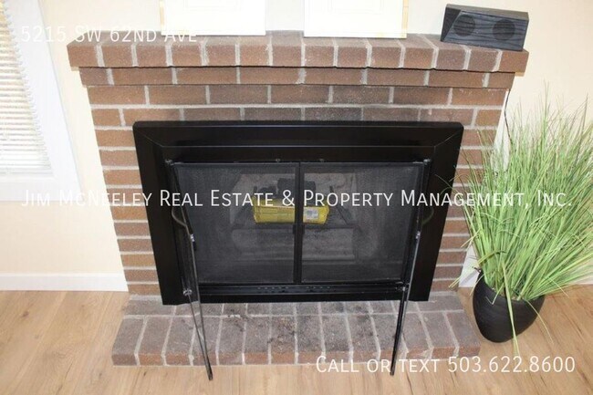 Building Photo - Updated 2 bed/2 bath unit w/ Attached Gara...