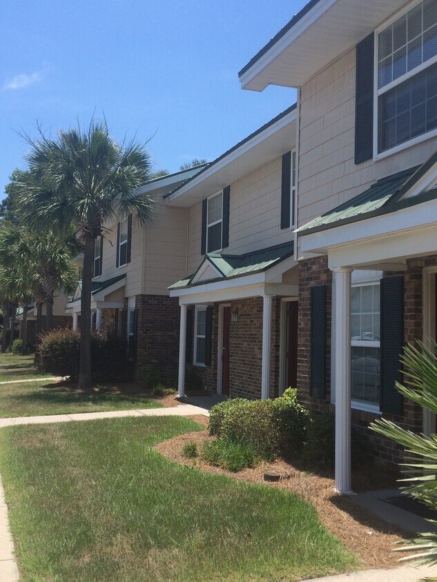 Foto principal - AVAILABLE NOW!! Great 2 Bedroom Townhome! Close CCU, CMC, Shopping, Restaurants & More!