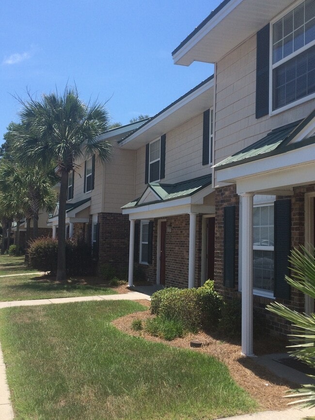 AVAILABLE NOW!! Great 2 Bedroom Townhome! Close CCU, CMC, Shopping, Restaurants & More! - AVAILABLE NOW!! Great 2 Bedroom Townhome! Close CCU, CMC, Shopping, Restaurants & More!