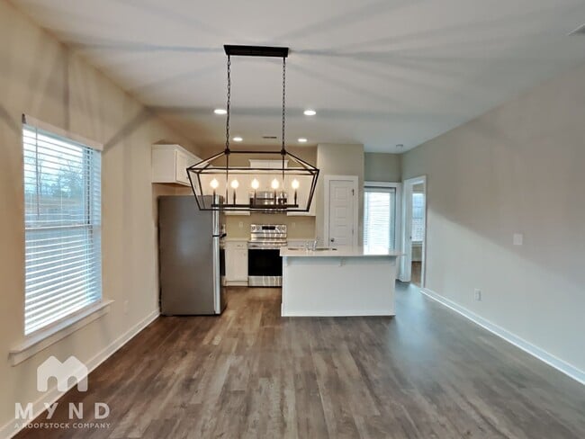 Building Photo - 176 Park Dr N