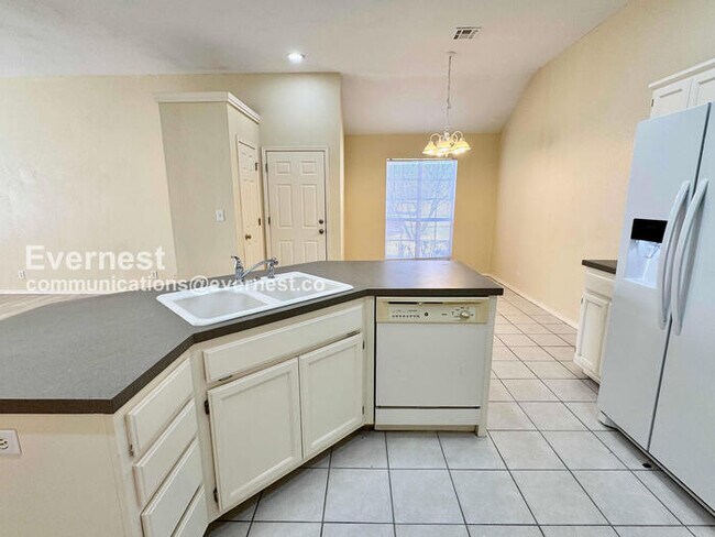 Foto del edificio - 3 Bed, 2 Bath Townhome with Attached Garage / Pet-Friendly / Available Now!