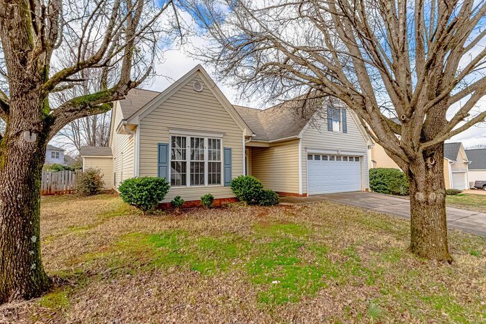 Primary Photo - 3 Bedroom 2 Bathroom Home in Eastridge Sub...