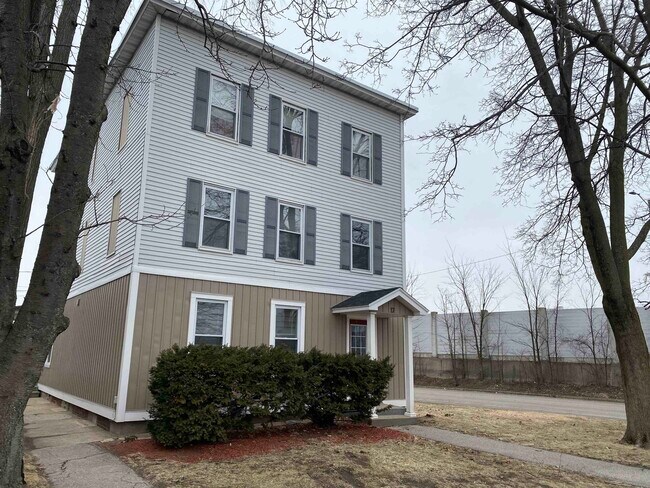 Building Photo - 17 Ferry St