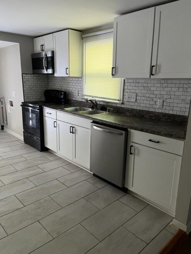 Building Photo - 1224 Essex Ave