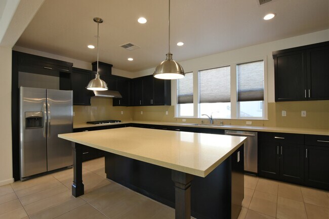 Building Photo - Gorgeous Modern 4 Bedroom 3.5 Bath in Stel...