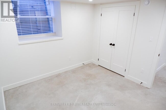 Building Photo - 1370 Killarney Beach Rd