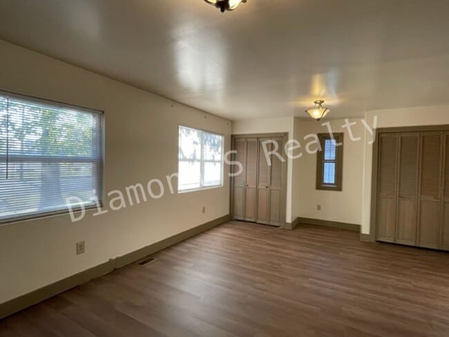 Building Photo - Charming Bungalow Available Early July