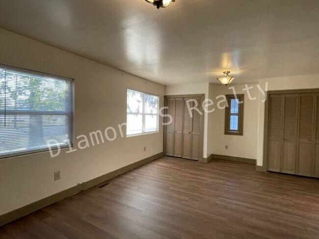 Foto del edificio - Charming Bungalow Available Early July
