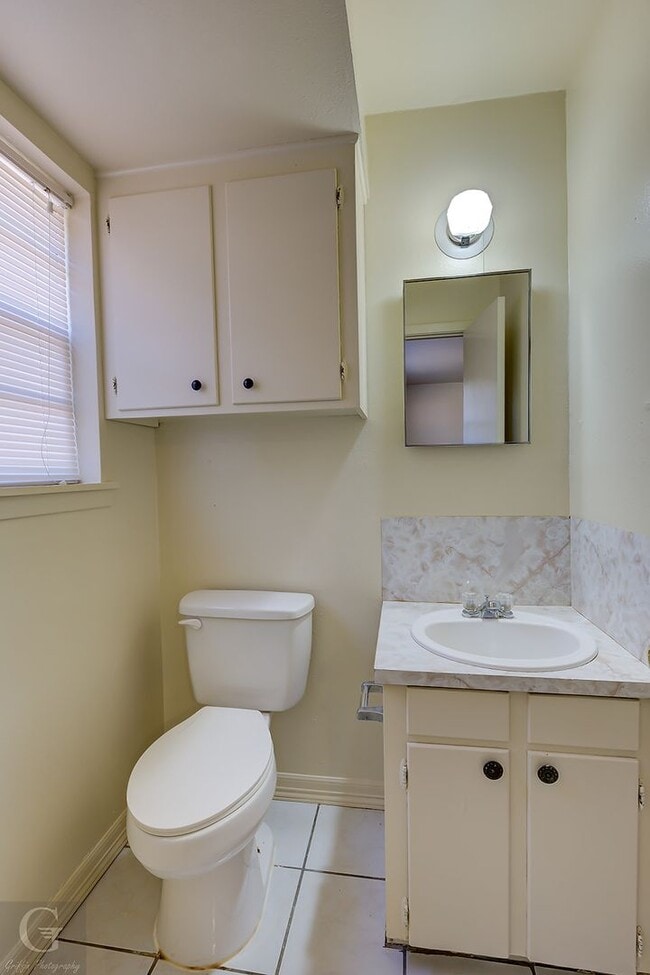 Building Photo - 3 Bedroom 1.5 bathroom