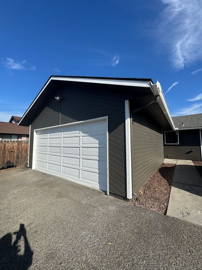Building Photo - 1105 S 34th Ave