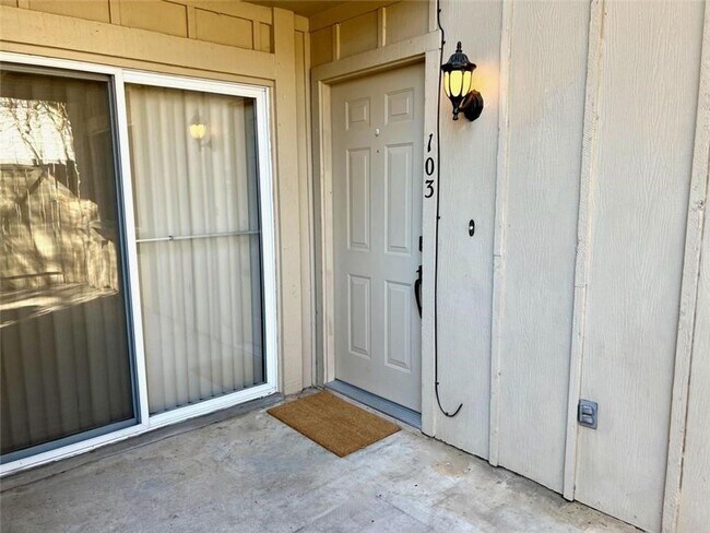 Building Photo - Arbor Village Condominium / Beautiful Update Unit / Refrigerator, Washer & Dryer included