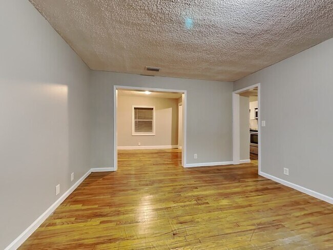 Foto del edificio - 6446 Burgundy Rd S
