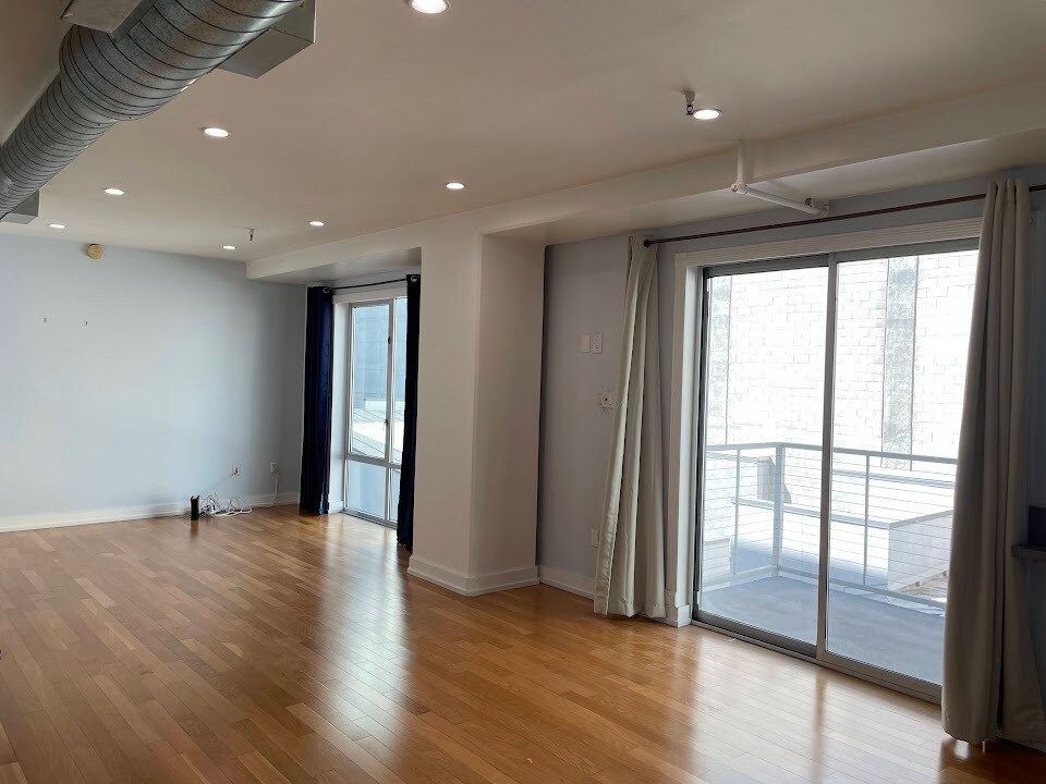 Foto principal - 645 W 9th St