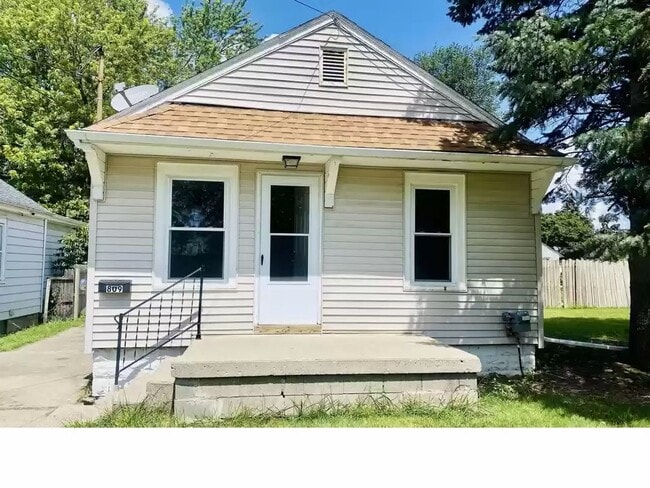 Building Photo - 809 E Gier St