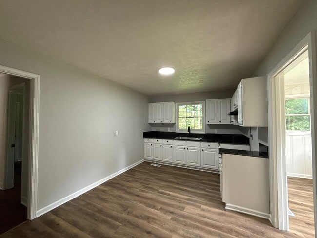 Building Photo - 610 N McLemore Ave