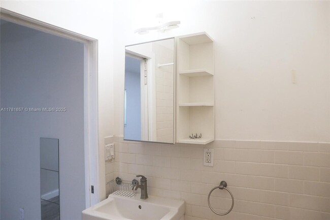 Building Photo - 47 Sidonia Ave