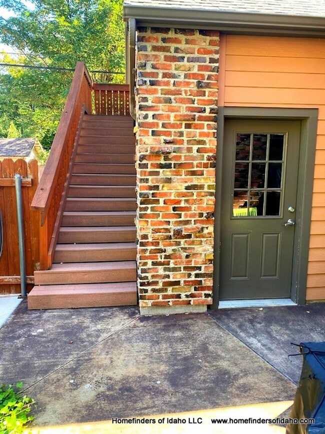 Building Photo - Charming North-end Loft Apartment!