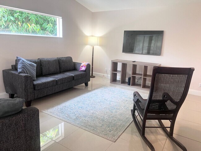 Building Photo - Spacious 3BR House in Lake Worth