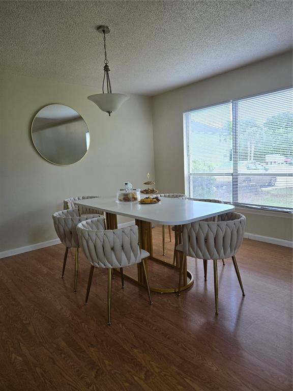 Building Photo - 422 S Netherwood Cres