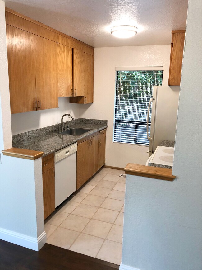 Building Photo - 911 Colina Ct