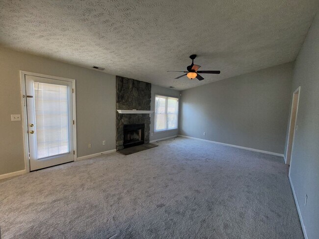 Foto del edificio - Newly Renovated 3 Bedroom, 2 Bath Ranch Home. Minutes from Shopping & Restaurants!