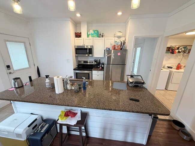 Foto del edificio - Updated Rare Normaltown Find